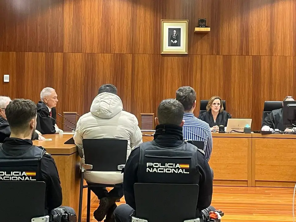 Imagen de los dos encausados escuchando la lectura del veredicto esta tarde/H.A.