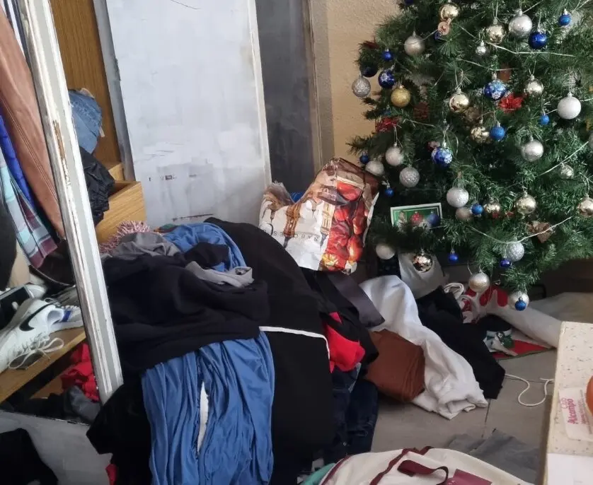 Imagen de la vivienda donde se perpetr&oacute; el robo, con el &aacute;rbol de Navidad junto a ropa y cajas revueltas / Cedida