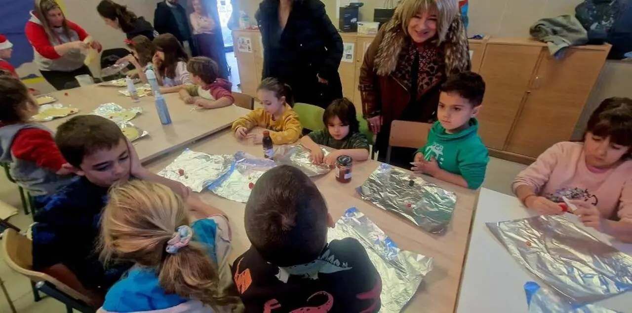 La consejera Tomasa Hern&aacute;ndez, durante una visita a uno de los centros que abri&oacute; sus puertas en Navidad el curso pasado. / GOBIERNO DE ARAG&Oacute;N