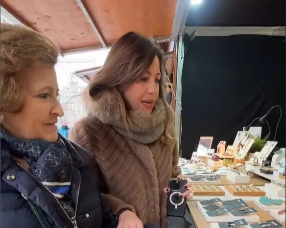 La alcaldesa, Natalia Chueca junto a su madre en el Mercado de Artesanos de Plaza Arag&oacute;n./ Instagram