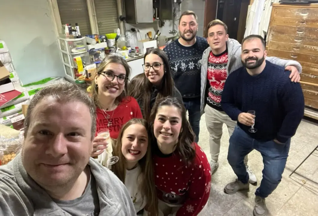 Luis &Aacute;ngel, el primero por la izquierda, junto a los vecinos de Almonacid de la Sierra que le ayudaron a preparar asados en Nochebuena / Cedida
