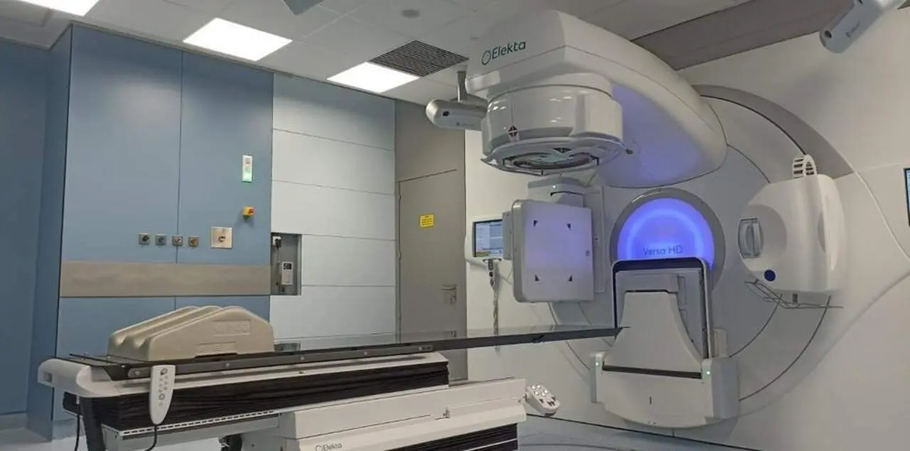 El Plan INVEAT Arag&oacute;n ha permitido invertir en equipos de alta tecnolog&iacute;a. En la imagen, el nuevo acelerador del Hospital Cl&iacute;nico de Zaragoza. / GOBIERNO DE ARAG&Oacute;N