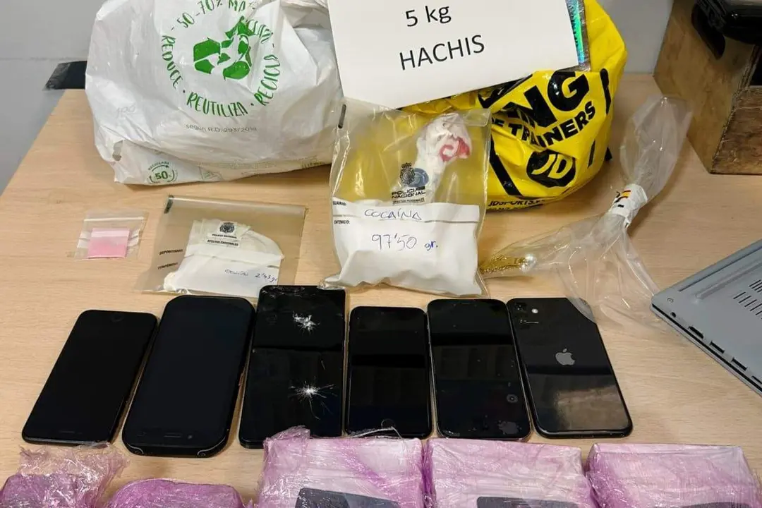 Se intervinieron m&aacute;s de 97 gramos de coca&iacute;na, cerca de 3 kilos de
hach&iacute;s, armas blancas y gran cantidad de efectos de posible
procedencia il&iacute;cita. / PN