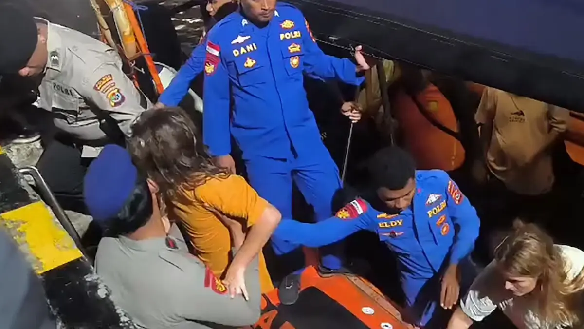 Equipos de rescate de Indonesia trabajan tras el naufragio
