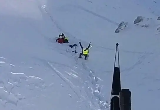 Maniobra de aproximaci&oacute;n del helic&oacute;ptero de la Unidad A&eacute;rea de Huesca para rescatar a una esquiadora de 24 a&ntilde;os vecina de Tolosa que sufri&oacute; una rotura de tibia en un accidente ocurrido este s&aacute;bado 27 de diciembre en el Collado de A&iacute;sa (Huesca). / GUARDIA CIVIL