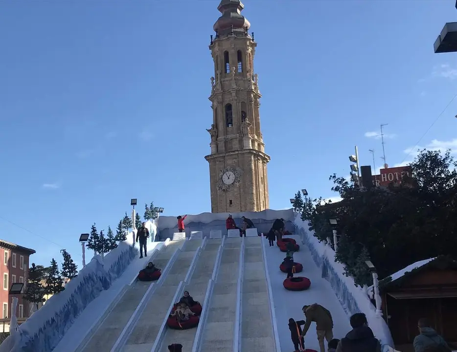 Tobog&aacute;n de nuem&aacute;ticos en la plaza del Pilar de Zaragoza con motivo de la Navidad. / EP
