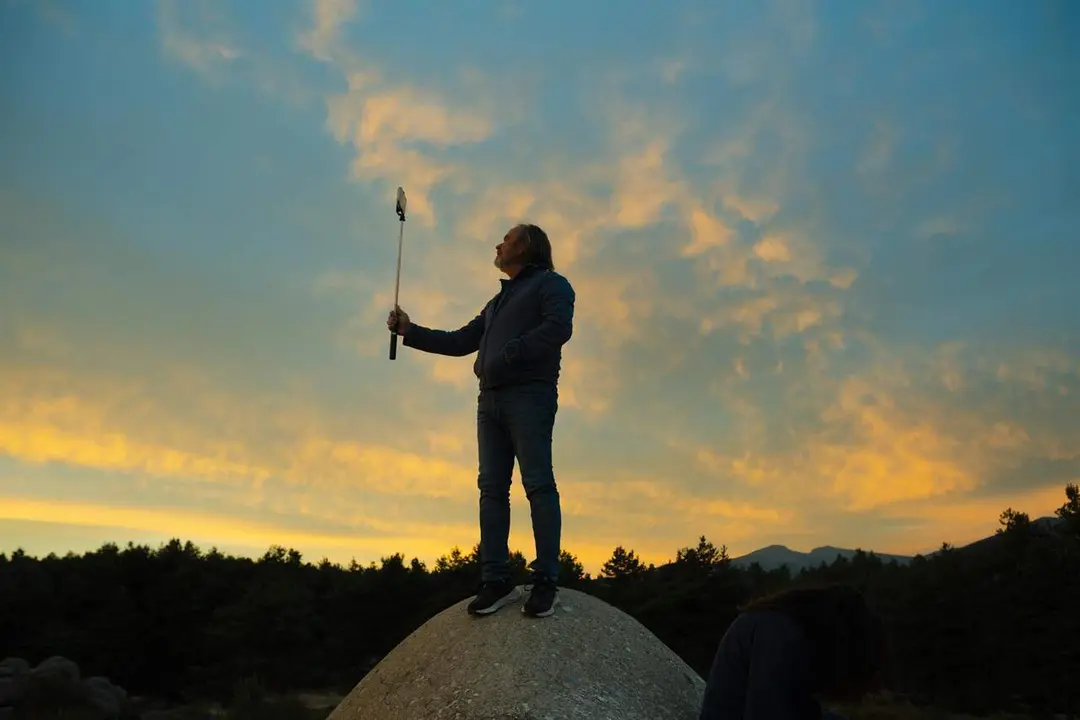 Una persona trata de ver el eclipse, a 7 de septiembre de 2025, en Madrid (Espa&ntilde;a). / EP