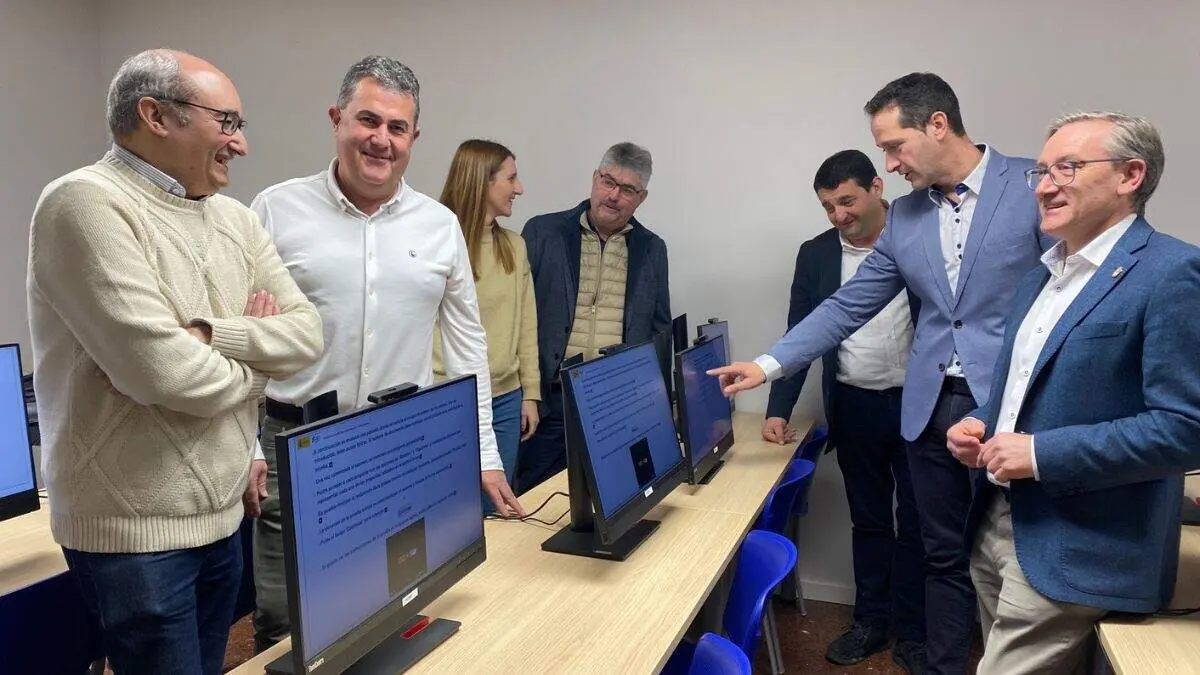 Visita a la nueva aula de ex&aacute;menes te&oacute;ricos DGT de Alca&ntilde;iz. / AYTO. ALCA&Ntilde;IZ