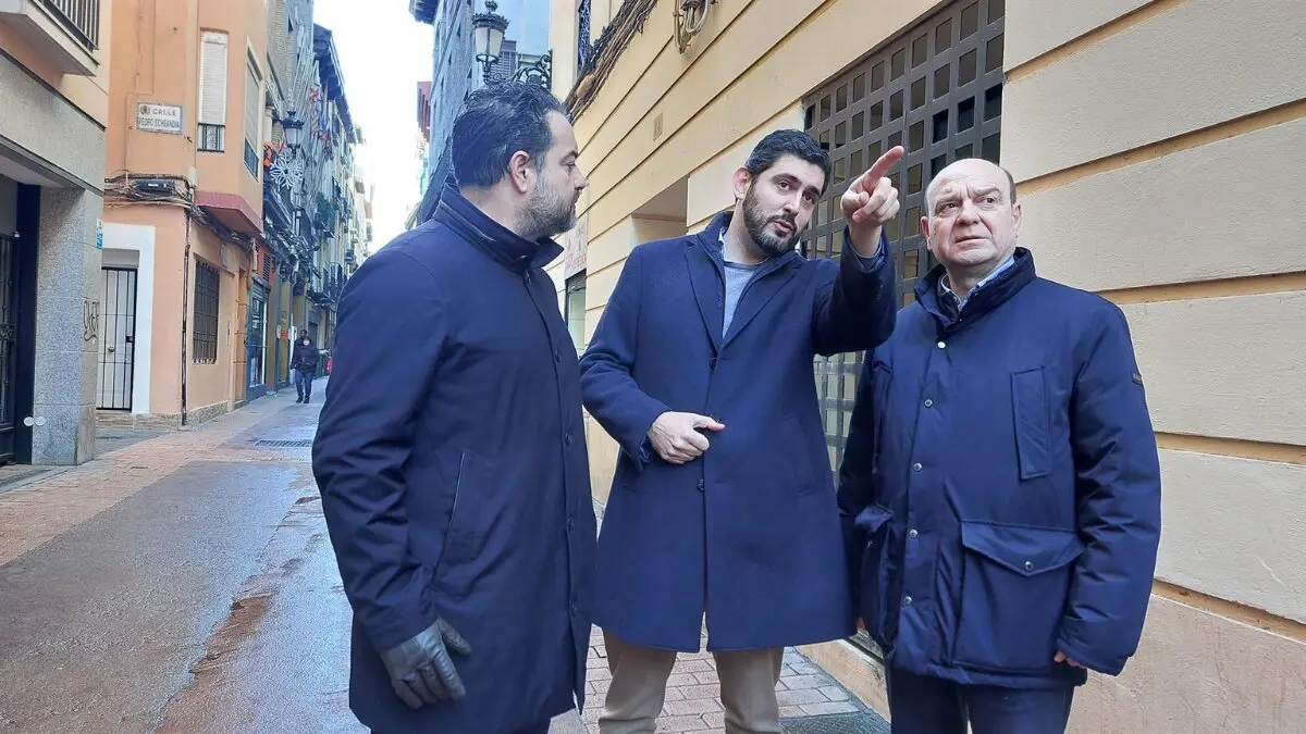 Archivo - El portavoz de VOX en las Cortes de Arag&oacute;n, Alejandro Nolasco, junto a los diputados David Arranz y Santiago Mor&oacute;n ./ Europa Press