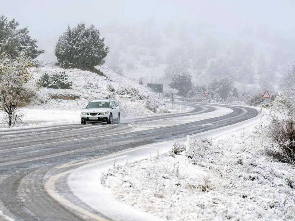 Archivo - Una carretera nevada de Teruel ./ EFE- Antonio Garc&iacute;a