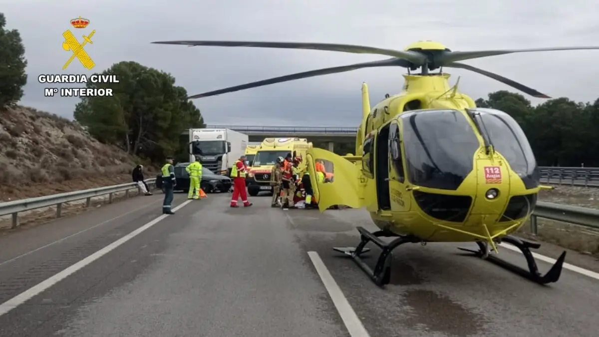 Helic&oacute;ptero del 112 Arag&oacute;n traslada a una ni&ntilde;a de 13 a&ntilde;os, herida grave en un accidente de tr&aacute;fico ./ Guardia Civil