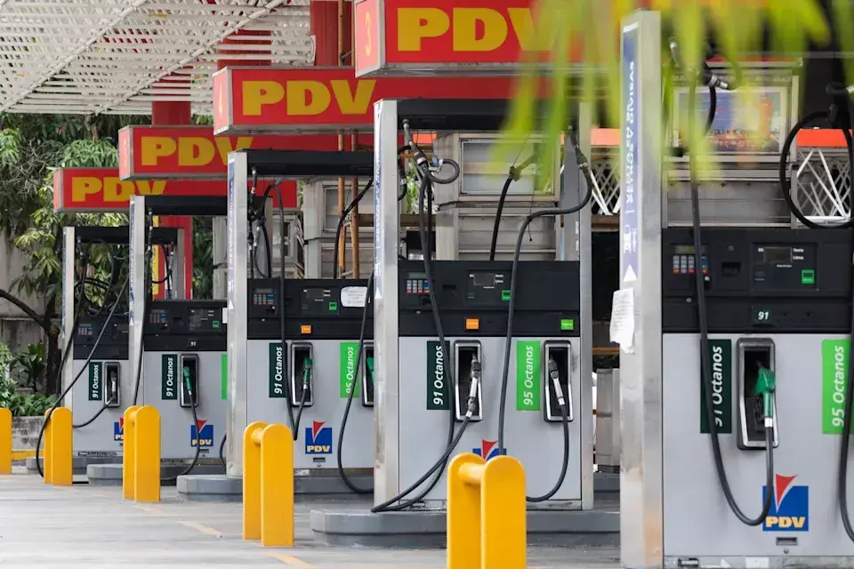 Archivo - Dispensadores de gasolina en Venezuela ./ Yahoo
