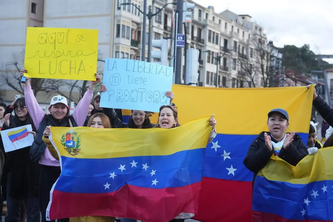 Decenas de personas durante una concentraci&oacute;n para celebrar la captura de Maduro, frente al Ayuntamiento de Bilbao, a 4 de enero de 2026, en Bilbao, Vizcaya, Pa&iacute;s Vasco (Espa&ntilde;a). / EP