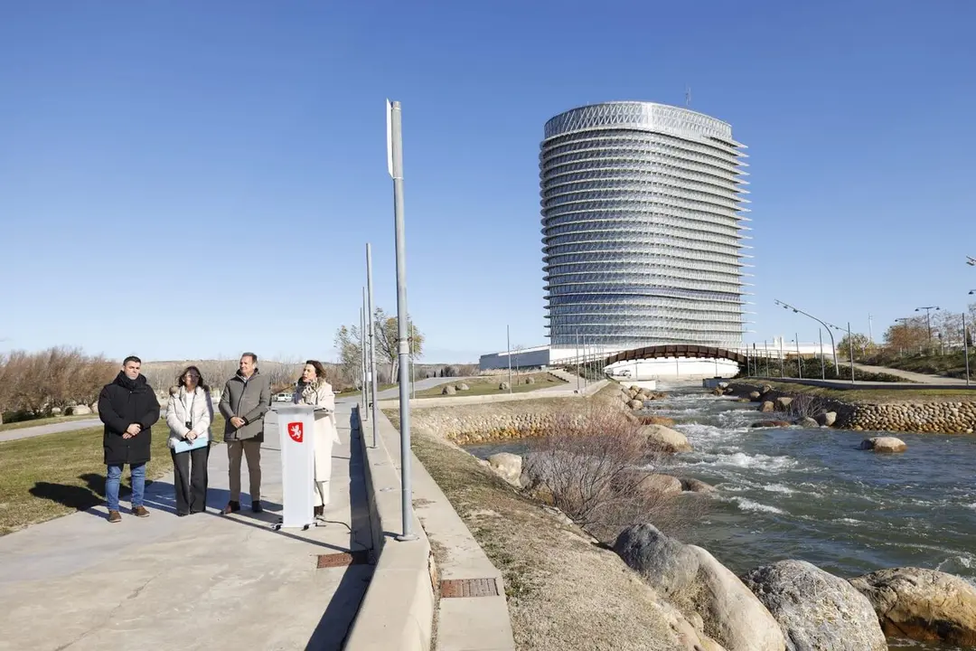 Natalia Chueca en el Canal de Aguas Bravas ./  Miguel G. Garc&iacute;a - Ayto. de Zaragoza