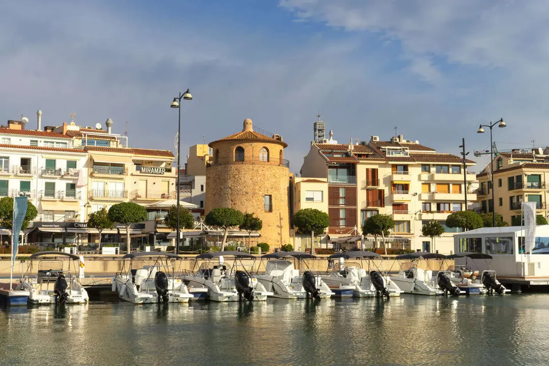 Paseo mar&iacute;timo visto desde el puerto, Cambrils, Tarragona :/ Marina Cambirls