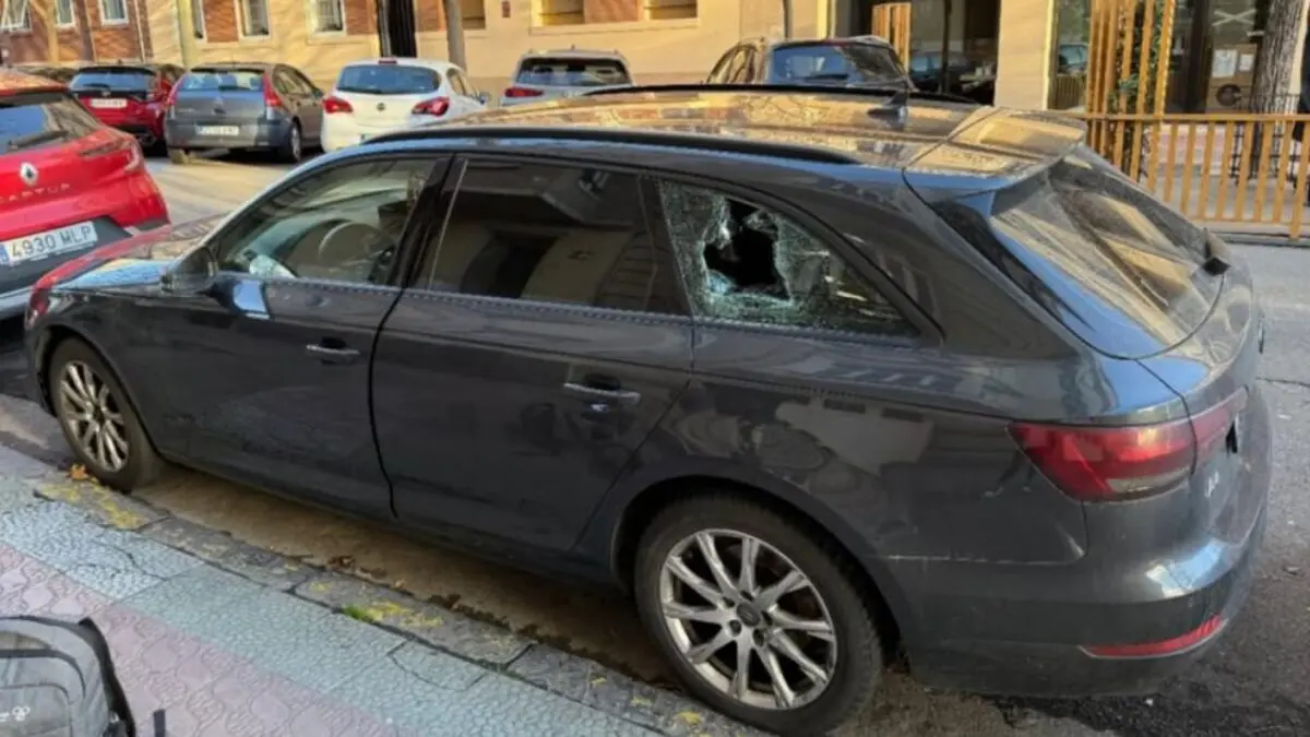 Imagen de uno de los veh&iacute;culos afectados difundida por redes sociales ./ H.A
