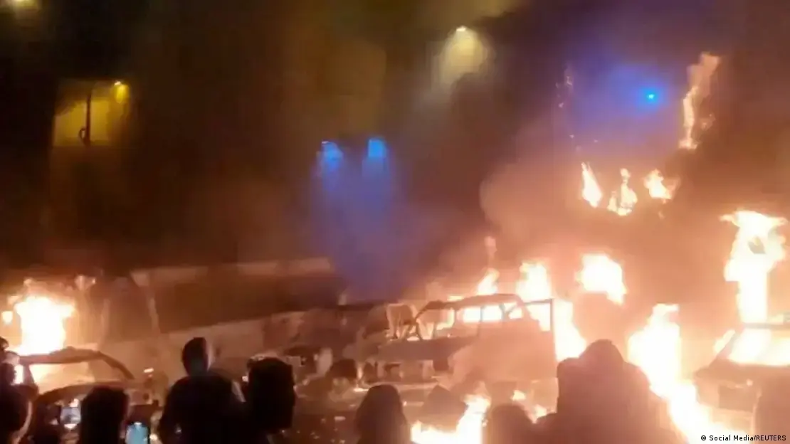 Varios veh&iacute;culos envueltos en llamas durante las protestas en Ir&aacute;n