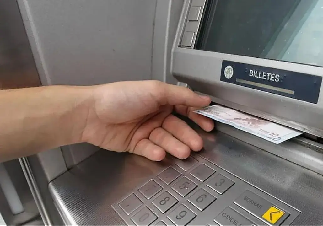 El BOE da la peor noticia para millones de trabajadores: las n&oacute;minas se recortan 95 euros en 2026 por algo inesperado
