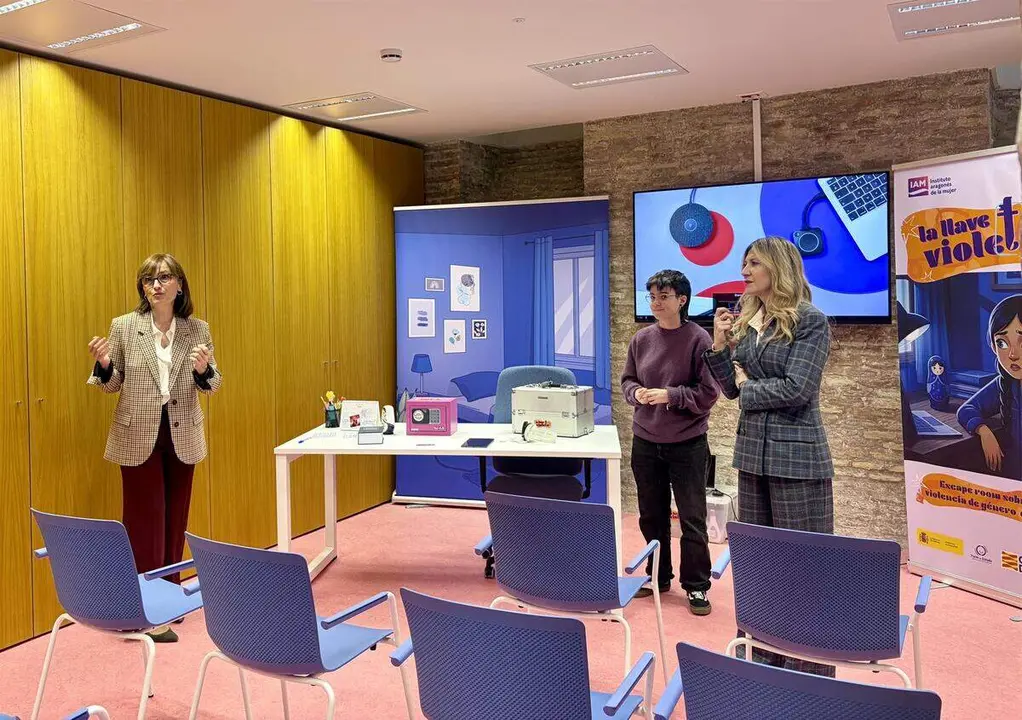 La vicepresidenta, Mar Vaquero, y la directora del IAM, Mar&iacute;a Anto&ntilde;anzas, junto a una trabajadora del CAIVIS de Zaragoza ./ E.P