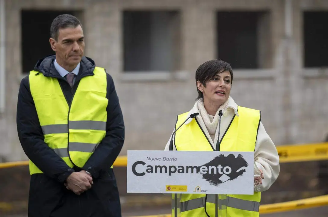 El presidente del Gobierno, Pedro S&aacute;nchez, y la ministra de Vivienda, Isabel Rodr&iacute;guez, y durante el acto de demolici&oacute;n de los primeros edificios del acuartelamiento de Campamento, a 12 de enero de 2026, en Madrid (Espa&ntilde;a). ./ Alberto Ortega - Europa Press