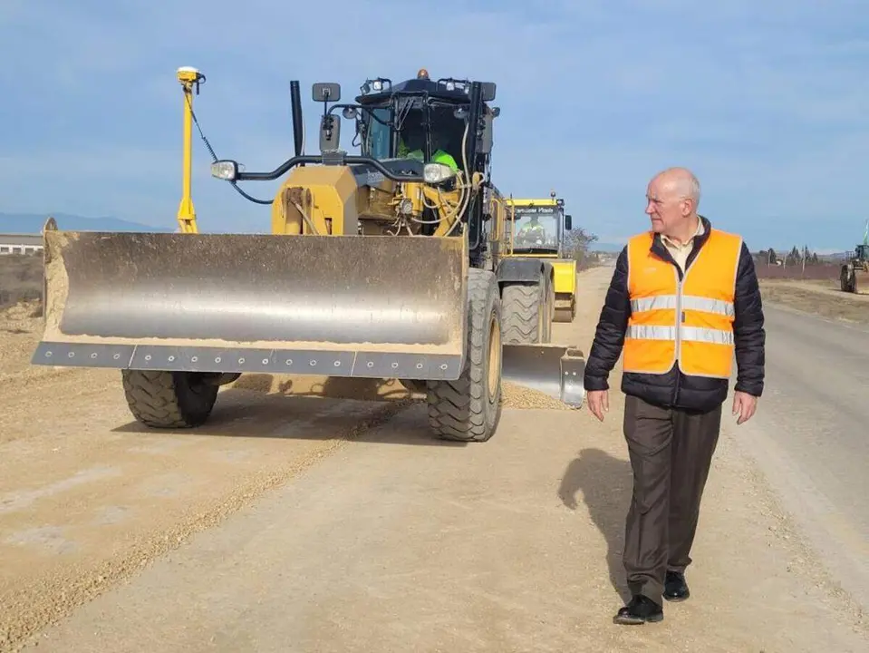 Miguel &Aacute;ngel Arminio ha supervisado hoy los trabajos de renovaci&oacute;n de la A-230 en Sari&ntilde;ena ./ DGA