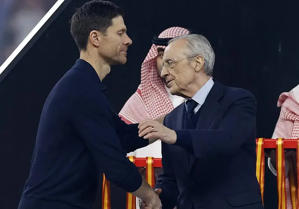 Xabi Alonso saluda a Florentino P&eacute;rez tras la final de la Supercopa de Espa&ntilde;a. Vincent West (Reuters)