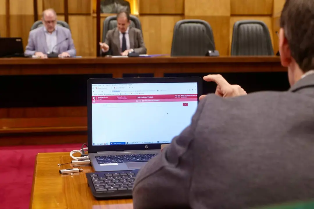 Sorteo de las mesas electorales en el Pleno del Ayuntamiento de Zaragoza. /AZ