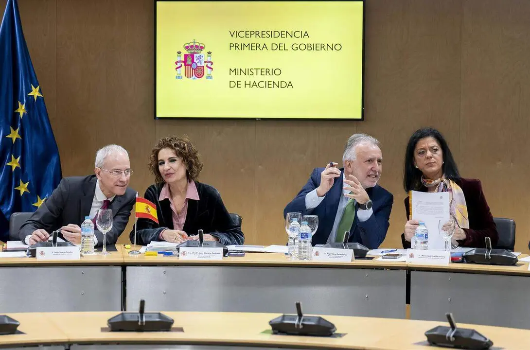 (I-D) El secretario de Estado de Hacienda, Jes&uacute;s Gasc&oacute;n Catal&aacute;n; la vicepresidenta primera y ministra de Hacienda, Mar&iacute;a Jes&uacute;s Montero; el ministro de Pol&iacute;tica Territorial y Memoria Democr&aacute;tica, &Aacute;ngel V&iacute;ctor Torres ./ Alberto Ortega - Europa Press