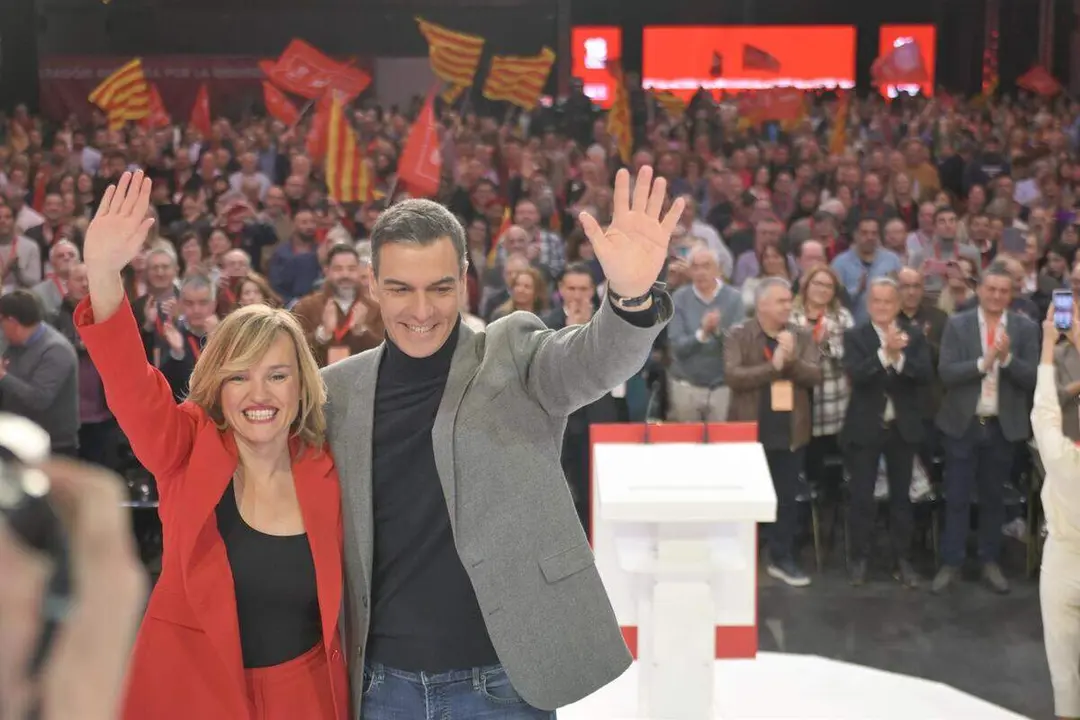 Archivo - La secretaria general del PSOE de Arag&oacute;n, ministra de Educaci&oacute;n, Formaci&oacute;n Profesional y Deportes y portavoz del Gobierno, Pilar Alegr&iacute;a, y el secretario general del PSOE y presidente del Gobierno, Pedro S&aacute;nchez, durante la clausura del 18&ordm; Congreso ./ Marcos Cebri&aacute;n - Europa Press - Archivo