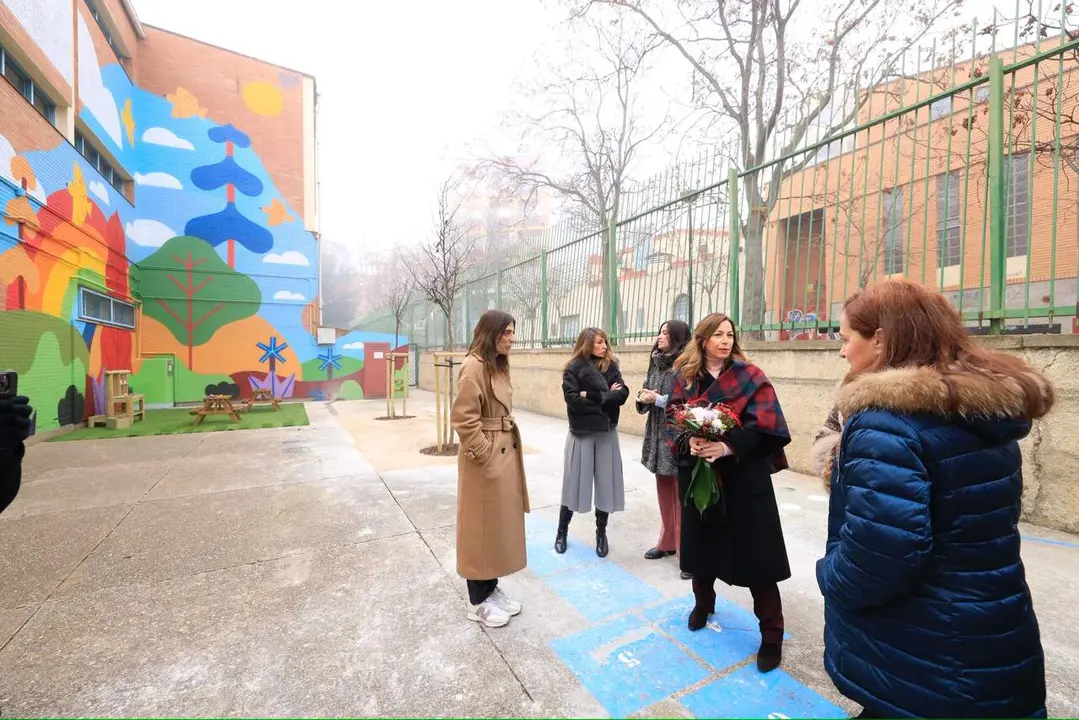 La alcaldesa en el colegio Marcos Frech&iacute;n de Las Fuentes. /AZ
