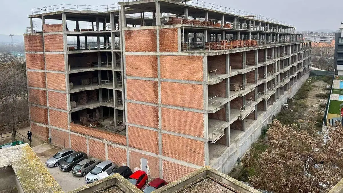 Edificio sin acabar y abandonado desde el a&ntilde;o 2007, en Cuarte de Huerva ./ Ayuntamiento de Cuarte de Huerva