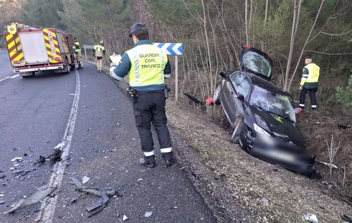 Heridos graves un hombres y una mujer en el choque frontal de dos coches en la N-123 en Olvena (Huesca). / GUARDIA CIVIL