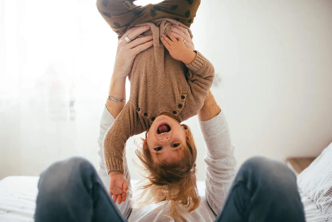 Ni&ntilde;o jugando con su padre ./ Freepik