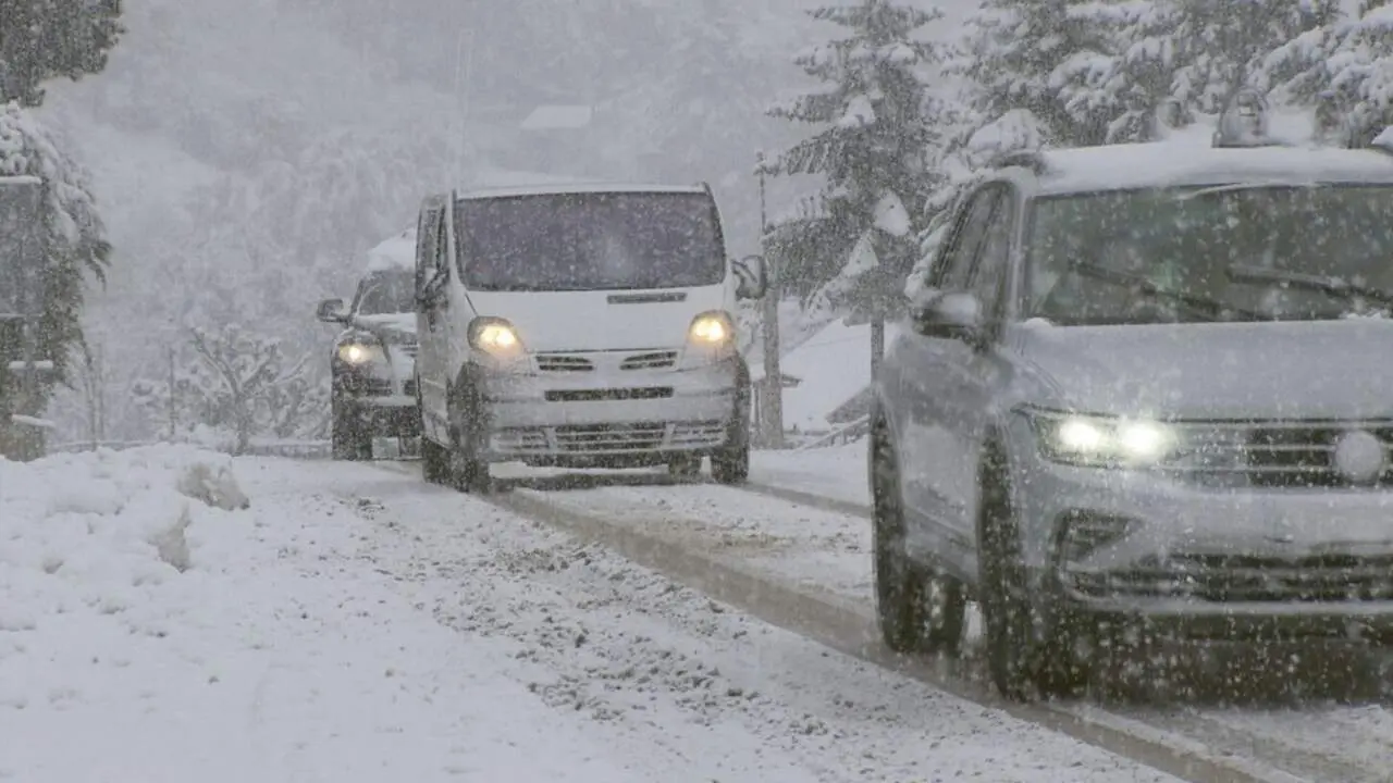 La nieve dificulta el paso en zonas del Pirineo aragon&eacute;s / HOY ARAG&Oacute;N