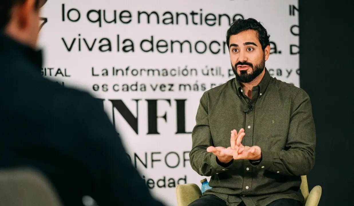 El l&iacute;der de SALF (Se acab&oacute; la Fiesta), Alvise P&eacute;rez, durante la entrevista en la redacci&oacute;n de HOY ARAG&Oacute;N / &Aacute;lvaro Calvo para HOY ARAG&Oacute;N