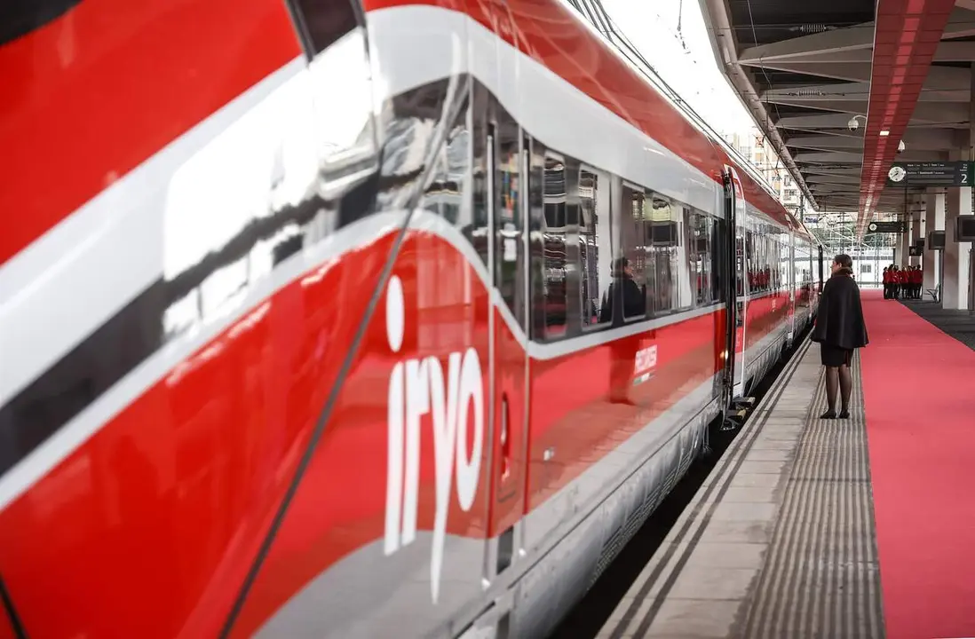 Una persona frente al tren Iryo a su llegada a la estaci&oacute;n de Val&egrave;ncia Joaqu&iacute;n Sorolla desde Madrid, en Valencia, Comunidad Valenciana (Espa&ntilde;a). / EP