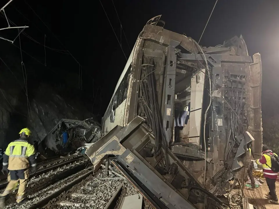 Uno de los dos trenes que han descarrilado a la altura de Adamuz, C&oacute;rdoba. /EP