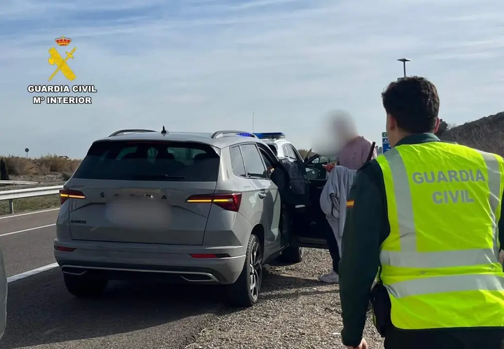 Veh&iacute;culo en el que viabaja por la AP-68 junto a su pareja una mujer que acab&oacute; dando a luz asistida por la Guardia Civil. / GUARDIA CIVIL