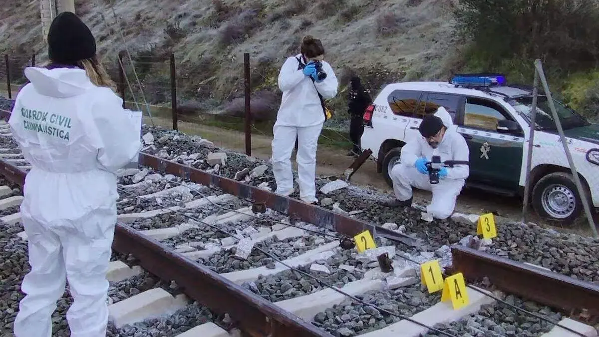 Investigadores de la Guardia Civil fotograf&iacute;an un tramo de v&iacute;a roto. / EUROPA PRESS