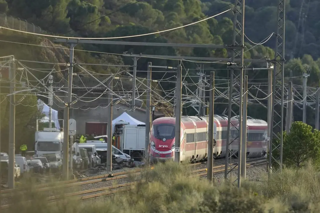 Imagen de la zona del accidente ferroviario con los convoyes de trenes siniestrado. /EP