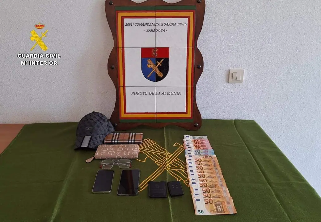 Material encontrado a las tres personas detenidas por el hurto de varios bolsos con el m&eacute;todo de la siembra en La Almunia. / GUARDIA CIVIL