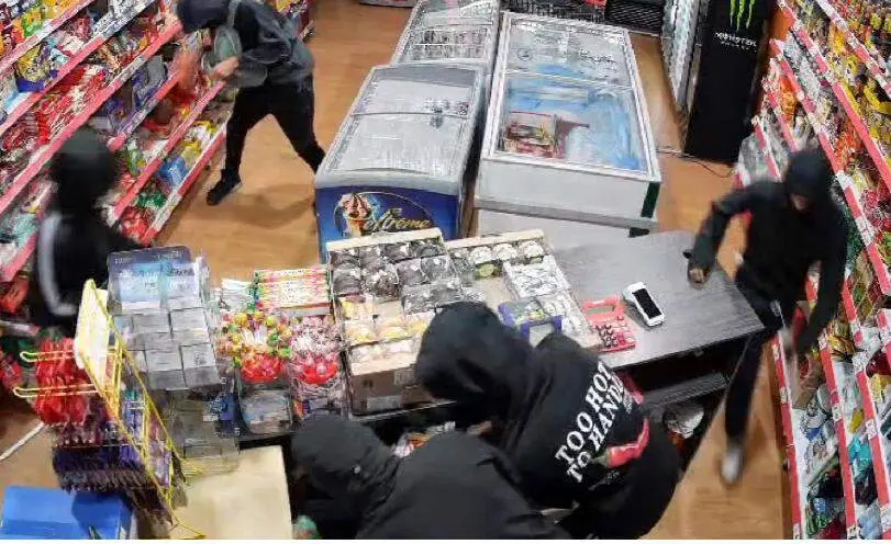 Imagen del atraco de varios presuntos pandilleros en la calle Rioja/ Cedida a H.A.