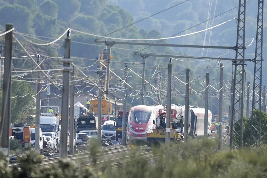 Imagen de la zona del siniestro ferroviario donde dos nuevas gr&uacute;as de gran tonelaje se incorporan a las tareas para el levantamiento de los vagones. A 20 de enero de 2026, en Adamuz, C&oacute;rdoba, Andaluc&iacute;a (Espa&ntilde;a). / EP