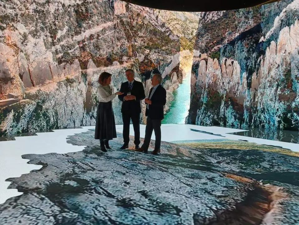 Blasco, Moncada y la directora General de Turismo de Arag&oacute;n, Mar&iacute;a Jes&uacute;s Gimeno, ante las pantallas del stand ./ Arag&oacute;n Hoy