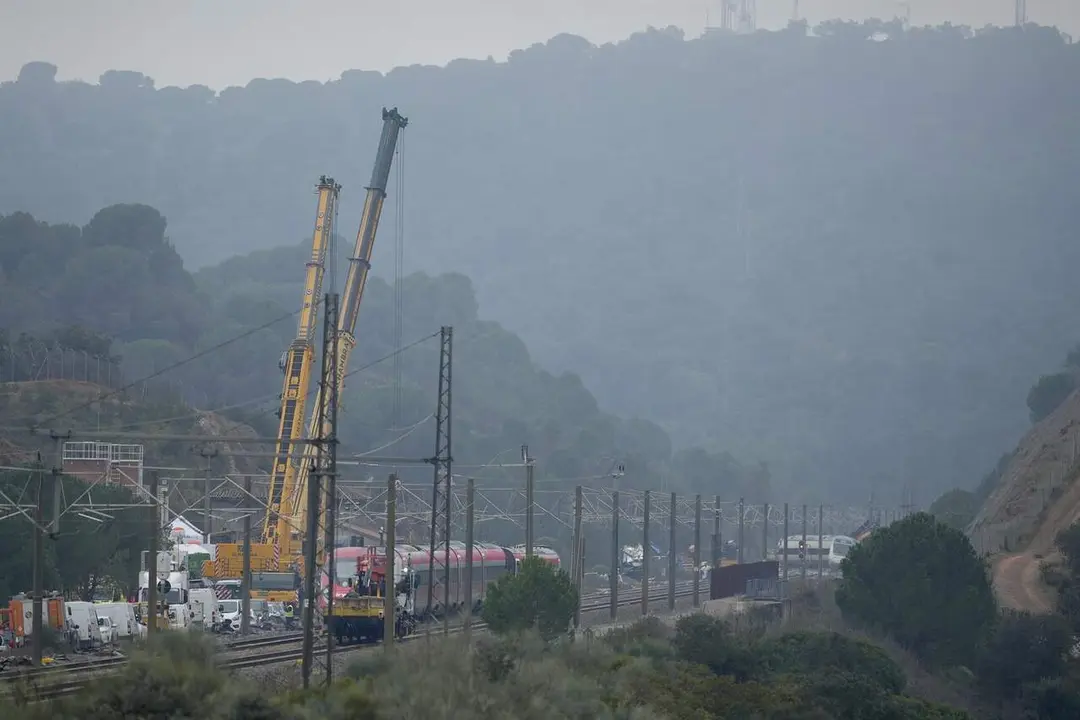 Imagen de los trabajos de rescate de los convoyes de trenes accidentados en la zona del suceso en Adamuz (C&oacute;rdoba. / EP