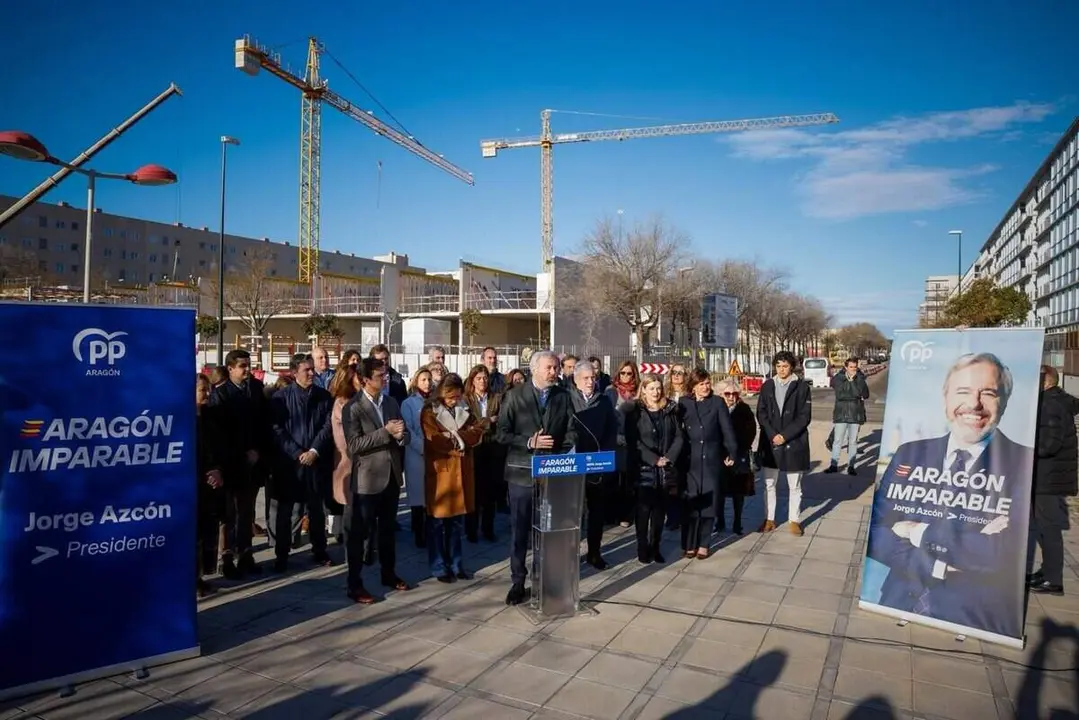Azc&oacute;n en el pirmer acto de la campa&ntilde;a electoral del 8F frente a las obras de construcci&oacute;n de viviendas p&uacute;blicas de alquiler asequible en el barrio zaragozano de Valdespartera ./ PP ARAG&Oacute;N