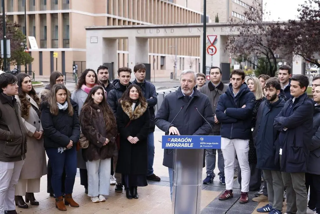 El candidato del PP y actual presidente de Arag&oacute;n, Jorge Azc&oacute;n, con j&oacute;venes en la Universidad de Zaragoza / EP