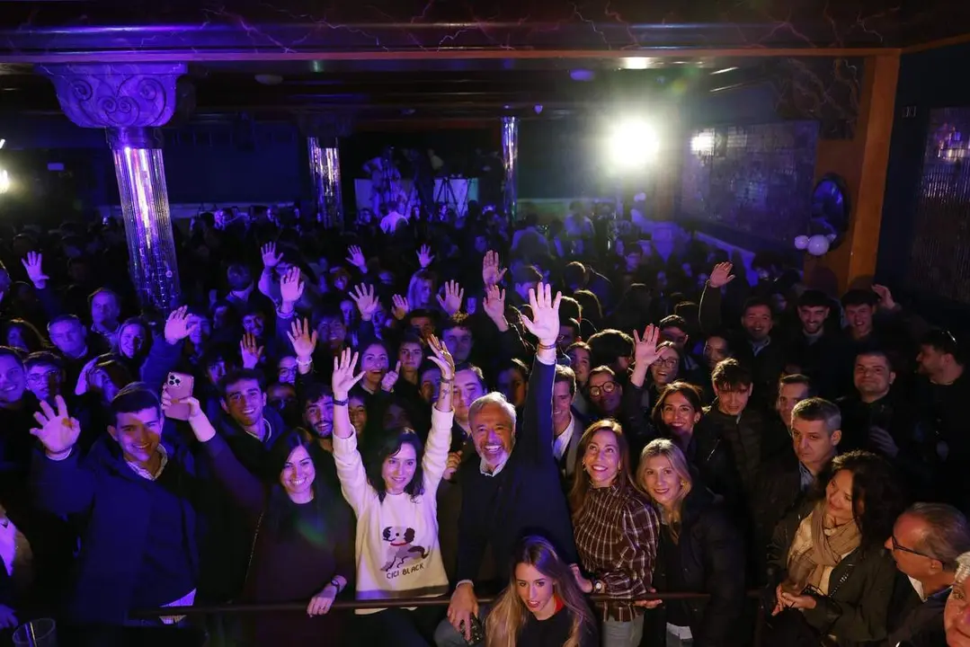 Todas las im&aacute;genes | Ayuso llena una discoteca en Zaragoza junto a Azc&oacute;n: m&aacute;s de 500 personas / PP