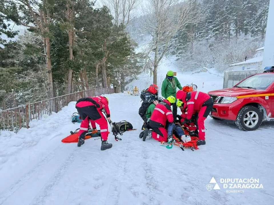 Labores de rescate de los tres monta&ntilde;eros sorprendidos por un alud en el circo de San Miguel, en el Moncayo / DPZ