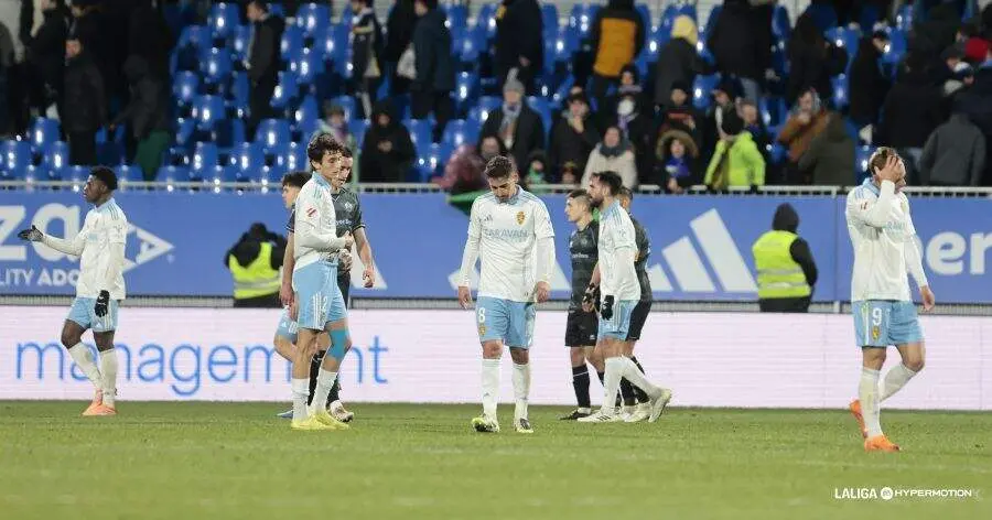Jugadores del Real Zaragoza cabizbajos / LaLiga